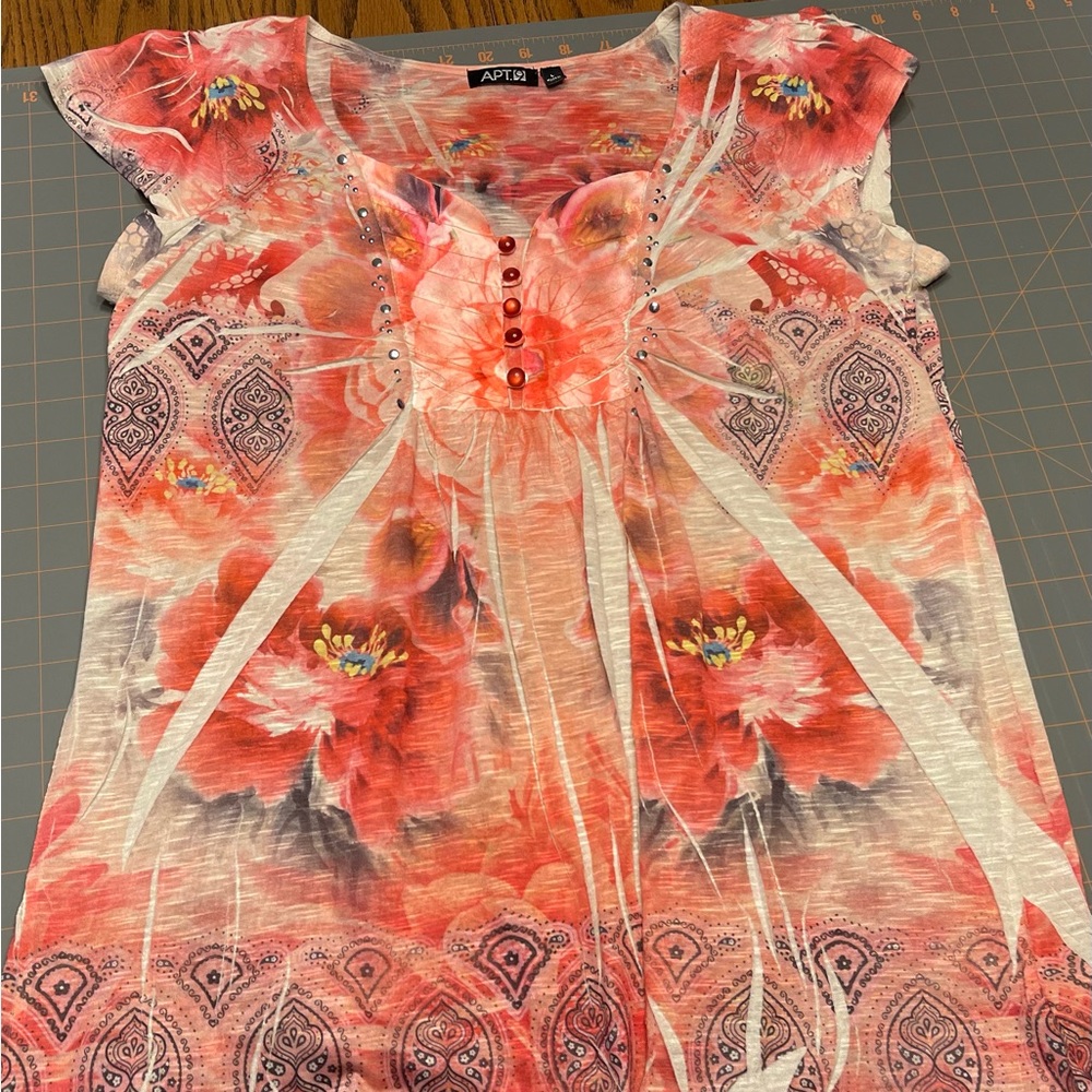 Women’s sleeveless shirt size large